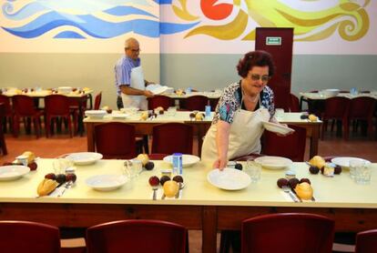 Dos personas atienden el comedor social de San Antonio en el barrio de Irala, en Bilbao.