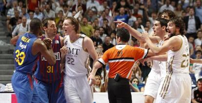 Tángana entre blancos y azulgrana en el tercer partido de la final