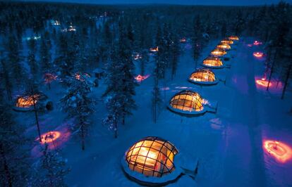 Iglús de cristal en el hotel Kakslauttanen, en Finlandia.