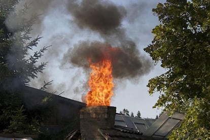 Una chimenea ardiendo.