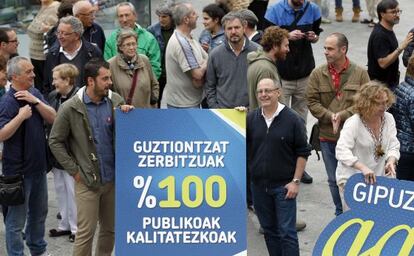 El alcalde y aspirante a la reelección por EH Bildu, Juan Karlos Izagirre, a la derecha, y el diputado foral de Política Social, Ander Rodríguez durante un acto de EH Bildu.