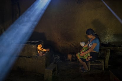 María Estefanía, de 17 años, tiene anemia y dificultades para amamantar a su bebé de 11 meses. 