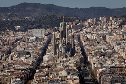 Manzanas del barrio del Eixample de Barcelona, con la Sagrada Familia en medio.