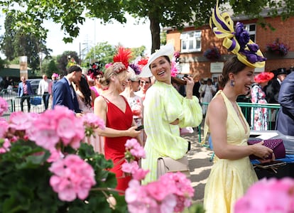 Los inicios de las normas de vestuario de Ascot se remontan a principios del siglo XIX, cuando Beau Brummel decretó que “los hombres elegantes deberían usar abrigos negros entallados y corbatas blancas con pantalones”, tal y como recuerda la institución en su página web.