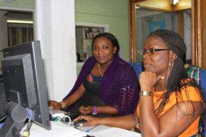 La participación de las mujeres en las emisiones diarias es clave para Radio Okapi.