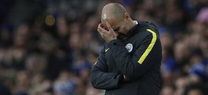 Guardiola se lamenta durante el partido contra el Everton.