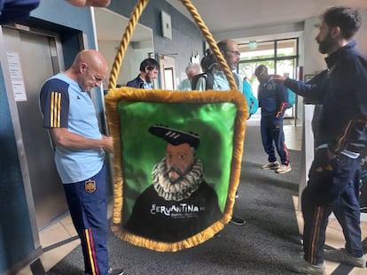 Banderín con el escudo de la selección futbolística de escritores españoles, La Cervantina.