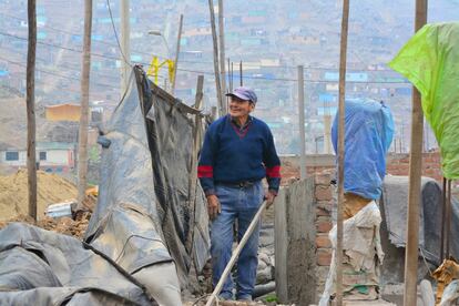 Hipólito Roca, de 78 años, está construyendo la segunda planta de su casa. Lleva 28 viviendo en Cajamarquilla, desde que tuvo que salir huyendo de su Ayacucho natal por el terrorismo de Sendero Luminoso.
