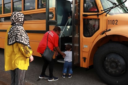 A pesar de la resolución de eliminar la protección temporal de los afganos, algunas comunidades en EE UU, como en Virginia y Kentucky, dan apoyo a los refugiados afganos a través de organizaciones religiosas y voluntarios. Estas iniciativas ofrecen clases de inglés, asistencia para encontrar empleo y apoyo emocional. En la fotografía, Ahmed Habibi, de dos años, nacido en Estados Unidos, quiere subir al autobús con uno de sus hermanos en el trayecto hacia el colegio. 
