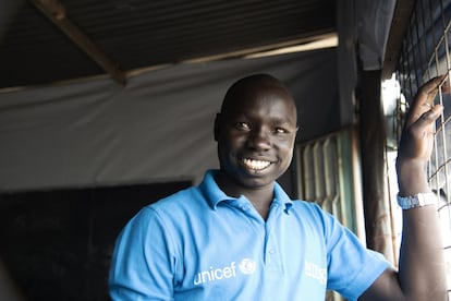 El asistente social Simon Char se dedica al rastreo familiar y la reunificación para Inter SOS en Malakal, Sudán del Sur. Es trabajador social desde 2014 y decidió comenzar a trabajar con niños porque quiere ayudar al futuro de su país.
