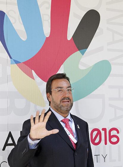 El presidente del Comité Paralímpico Español posa junto al logo de Madrid 2016