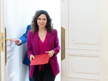 La presidenta de la Comunidad de Madrid, Isabel Díaz Ayuso, en su visita de ayer con el embajador de la República Checa.