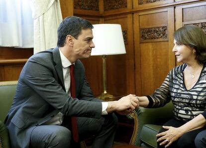 Mitzy Capriles, junto a Pedro Sánchez en el Congreso.