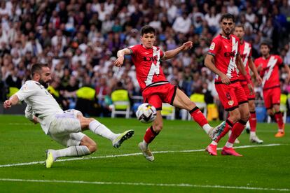 Carvajal remata a portería ante la oposición de Fran García durante el partido de este miércoles.