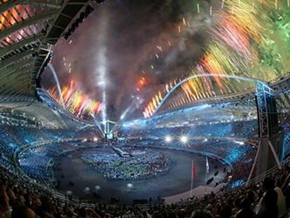 Fuegos artificiales explotan sobre el estadio olímpico durante la espectacular ceremonia de clausura.