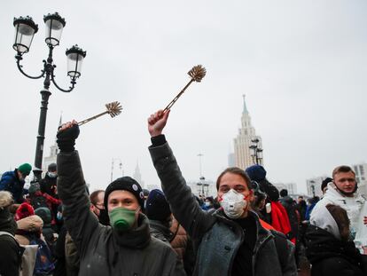 Varios manifestantes levantan escobillas de baño en una protesta a favor de Navalni en Moscú.