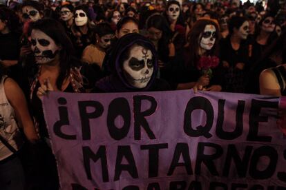 Decenas de mujeres caracterizadas como catrinas participan una protesta para exigir un alto a la violencia de género y a los altos índices de feminicidios en el país, en Ciudad de México (México), en el marco del Día de Muertos.