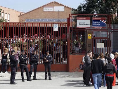 The gates of the Ciudad de Jaén school on Monday.