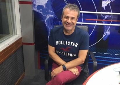 El periodista Ari Paluch en el estudio de su programa de radio El exprimidor.