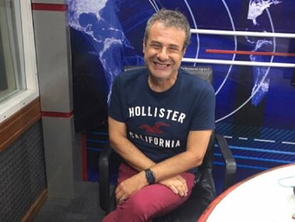 El periodista Ari Paluch en el estudio de su programa de radio El exprimidor.