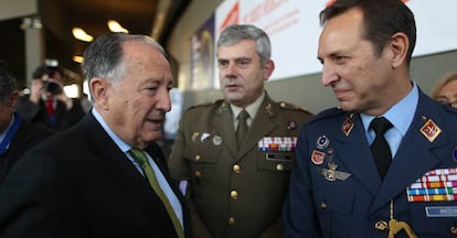 El director del CNI, Féliz Sanz (i), con el jefe del Mando de Ciberdefensa, Carlos Gómez López de Medina (d).