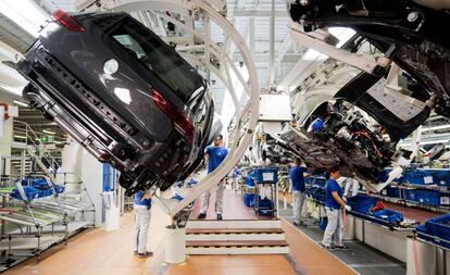 Producción de coches Golf en la fábrica de Wolfsburgo (Alemania), de Volkswagen.