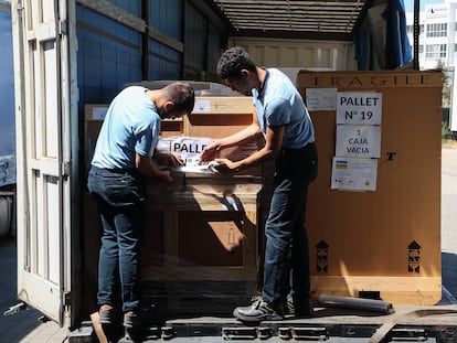 Carga de los tres camiones fletados por ICOMOS y Correos para transportar a Ucrania material para la protección y traslado de obras de arte del país en guerra.