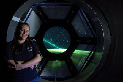 La astronauta y científica Andrea Opitz, investigadora de la Academia Húngara de la Ciencia (MTA), junto a la réplica de la cúpula de la Estación Espacial Internacional (ISS), en Budapest (Hungría).