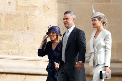 El cantante Robbie Williams y su esposa, la actriz Ayda Field, en la boda de Eugenia de York. Su hija Theodora, de seis años, es dama de honor del enlace. 