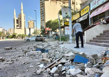 Un hombre limpia los escombros tras el bombardeo en el barrio de Cola, en Beirut, este lunes.