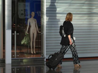 Establiments tancats a l'aeroport del Prat.