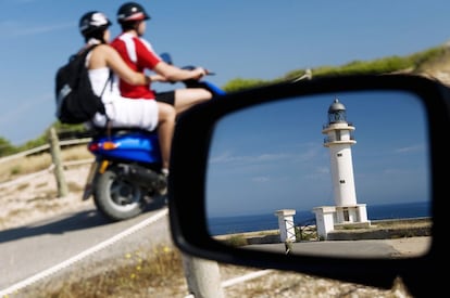 Se anuncia como el último paraíso del Mediterráneo y, para demostrarlo, apuesta por la movilidad eléctrica. Hay tres empresas que alquilan bicis, motos y coches eléctricos y 12 puntos de recarga. Otra ventaja de estos vehículos es que estacionan gratis en el aparcamiento de la playa de Ses Illetes. En la foto, el faro de Cap de Barberia. Información: www.formentera.es