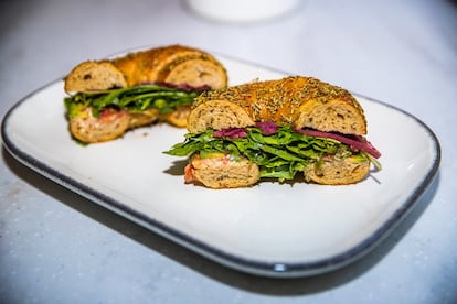 El bagel 'hipster' de Nopa Bagels es vegano y lleva hummus, aguacate, tomate, rúcula, cebollas encurtidas y vinagreta. 