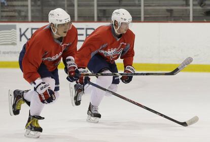 Alex Ovechkin capitán de los Washington Capitals, y Nicklas Backstrom hacen sprints durante un entrenamiento de hockey.