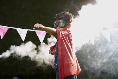 Niño se disfraza de superhéroe.