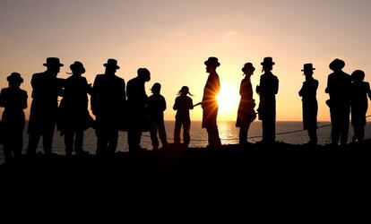 Judíos ultraortodoxos rezan a lo largo del mar Mediterráneo en la ciudad de Herzliya (Israel), mientras realizan el ritual 'Tashlich', el 17 de septiembre de 2018.