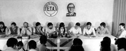 Los líderes de ETA Político-militar anuncian su disolución como organización armada en su primera comparecencia a cara descubierta en septiembre de 1982.