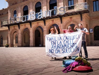 Vecinos reclaman por los desahucios en Nou Barris. 