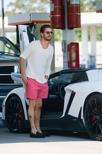 Mientras la humanidad viste en pantalón largo y manga corta, Scott Disick, ex de Kourtney Kardashian, luce manga larga y pantalón corto. Y además, rosa.