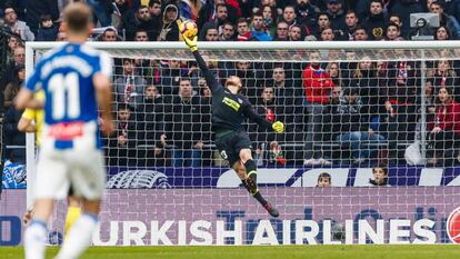 Oblak despeja un balón durante el Atlético de Madrid-Espanyol.