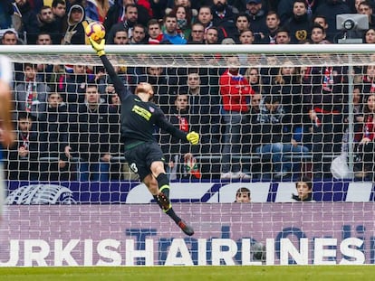 Oblak despeja un balón durante el Atlético de Madrid-Espanyol.