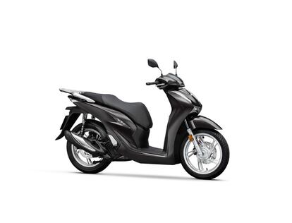 El popularmente conocido como Scoopy es uno de los modelos más vendidos del mercado, un referente entre los escúteres de rueda alta que, además, acaba de estrenar una nueva generación que tiene faros LED, aumenta en 10 litros el espacio bajo el asiento y cuenta de serie tanto con ABS como con HSTC (control de par).