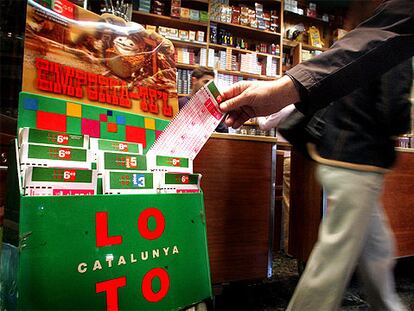 Boletos de la Loto catalana, en un estanco de Barcelona.