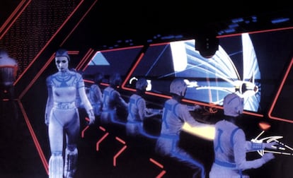 <p>Estar dentro del programa. Vivir el videojuego. Esas son las circunstancias que afectan al protagonista de TRON (un joven Jeff Bridges) tras ser absorbido por un ordenador de la compañía informática para la que trabaja. Esas son las premisas de la realidad virtual. Kevin Flynn (el personaje de Bridges) no se pone unas gafas, pero el hecho es que disfruta de carreras de motos virtuales y de una versión futurista del <em>jai-alai </em>como si aquello fuese el mundo real, de forma muy similar a lo que hoy por hoy ofrecen los modelos de realidad virtual de alta gama, lanzados el año pasado.</p>