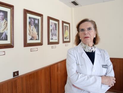 La primera mujer catedrática de España, Nieves González, en el Hospital Universitario de Canarias, HUC, posa ante las fotos de antiguos catedráticos, todos hombres. Foto: Rafa Avero