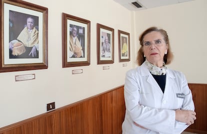 La primera mujer catedrática de España, Nieves González, en el Hospital Universitario de Canarias, posa ante las fotos de antiguos catedráticos.