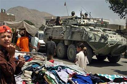 Tropas canadienses patrullan hoy un mercadillo a las afueras de Kabul.