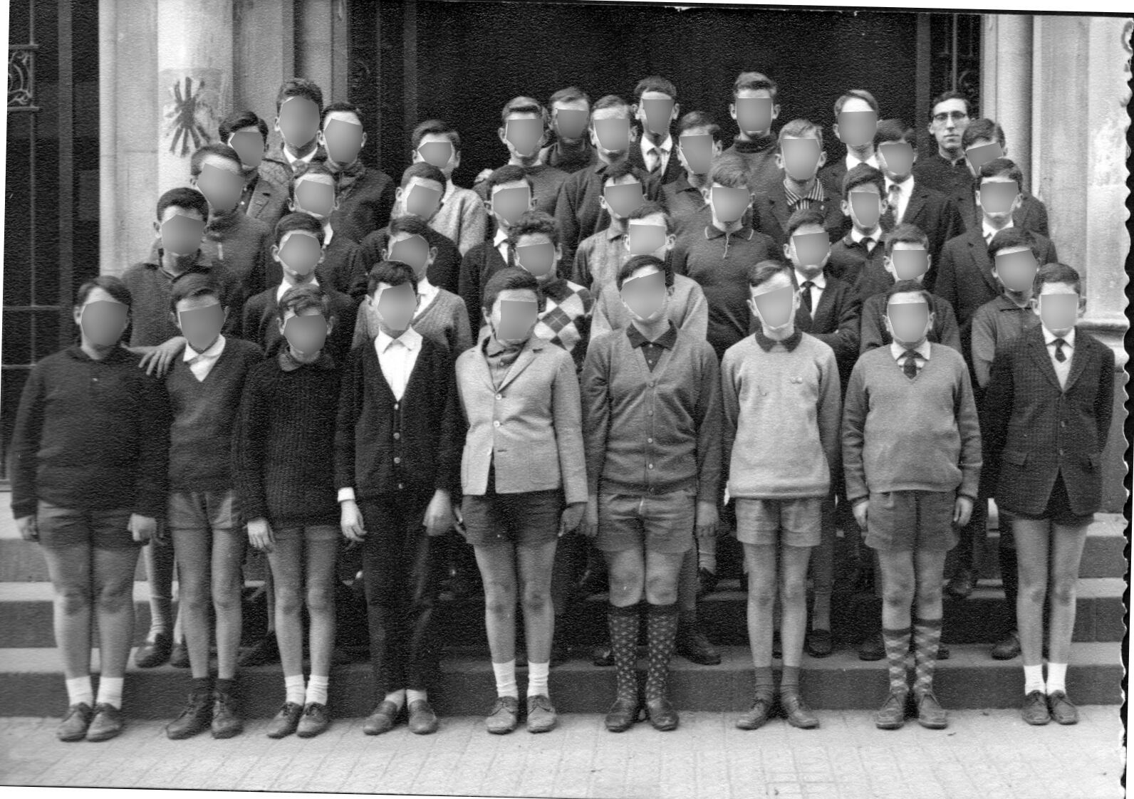El hermano Julio, de la congregación de los gabrielistas, al fondo a la derecha, en una foto del curso escolar de 1966 en la escuela San Josep Oriol de Barcelona.