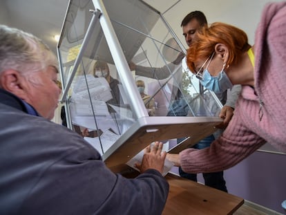 Un grupo de personas contaban los votos del pseudorreferéndum ruso, en un colegio electoral de Zaporiyia, en Ucrania, este martes.