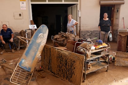 Varias personas inspeccionan los daños causados en sus casas por la gota fría en Guadassuar (Valencia), este miércoles.